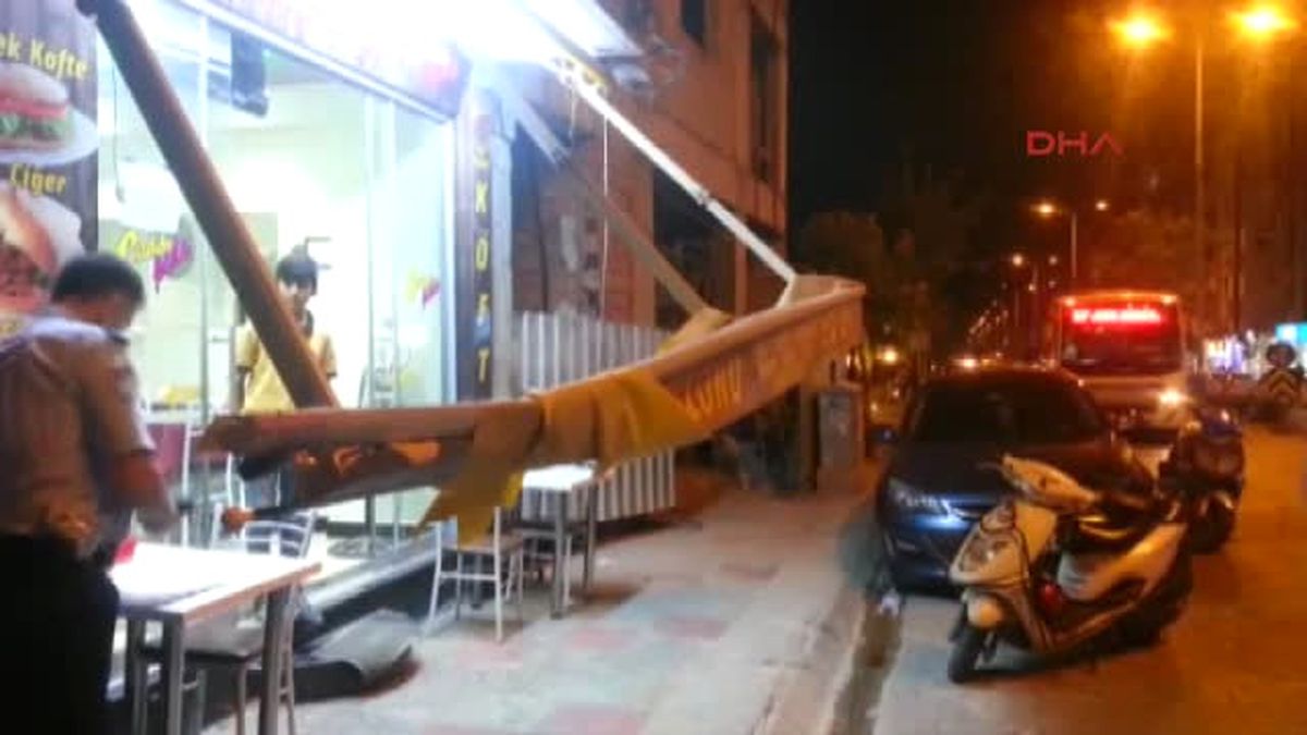 Aydın Sigara Içmek Için Çıktığı Balkondan Düştü