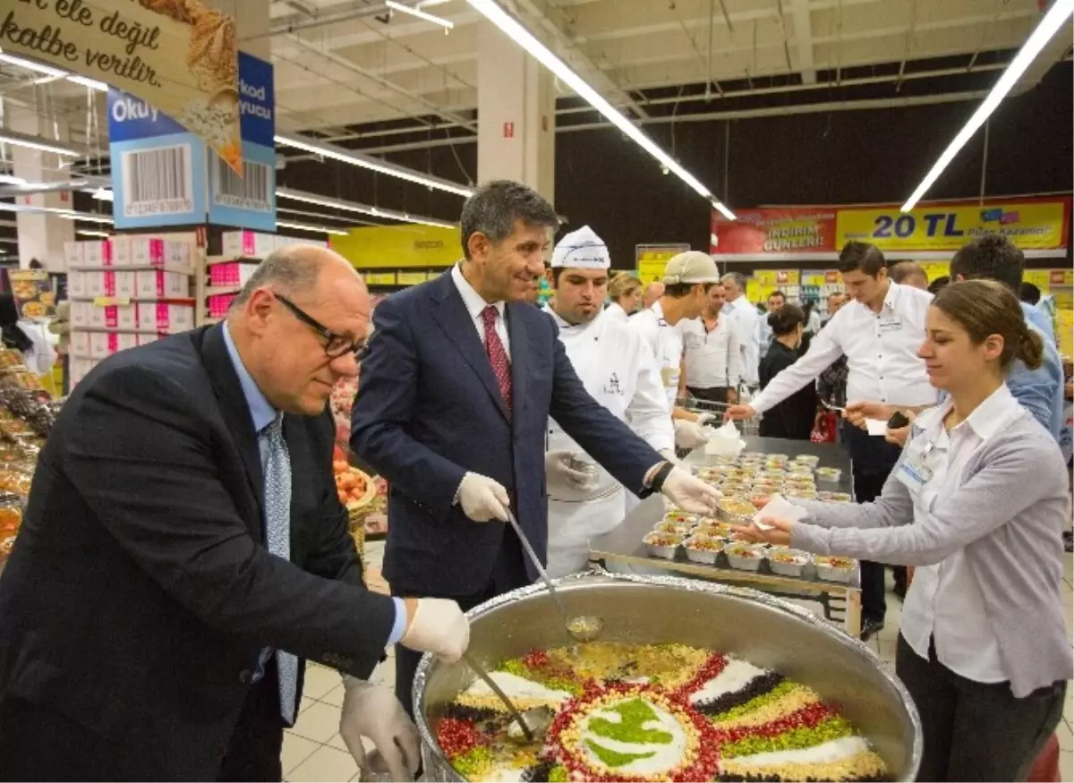 Carrefoursa, Maltepe Park\'ta Müşteri ve Çalışanlarına Aşure Dağıttı