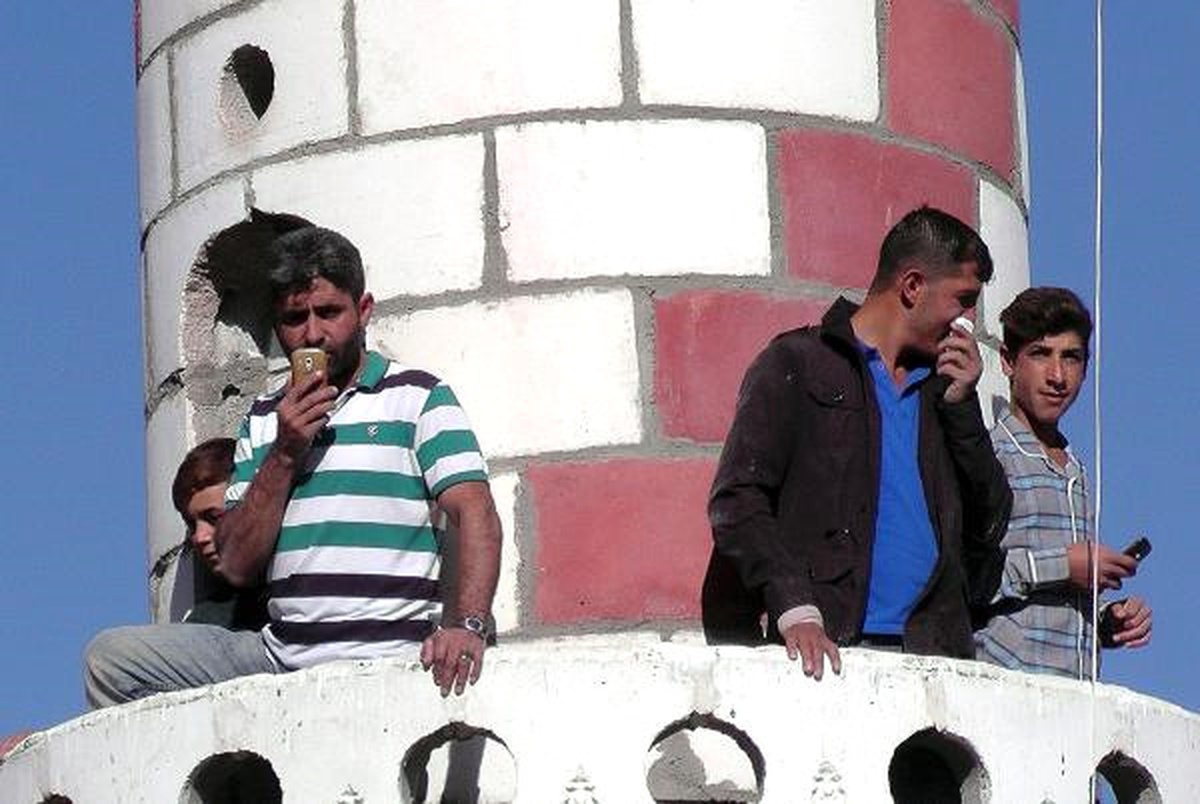 Cep Telefonu ile Konuşmak İçin Minareye Çıkıyorlar