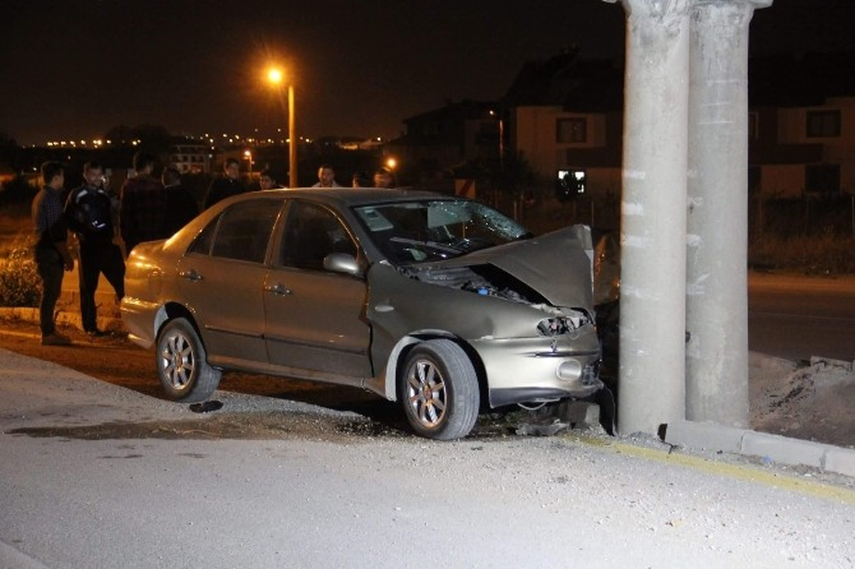 Direksiyon Hakimiyetini Kaybettiği Otomobille Beton Aydınlatma Direğine Çarptı
