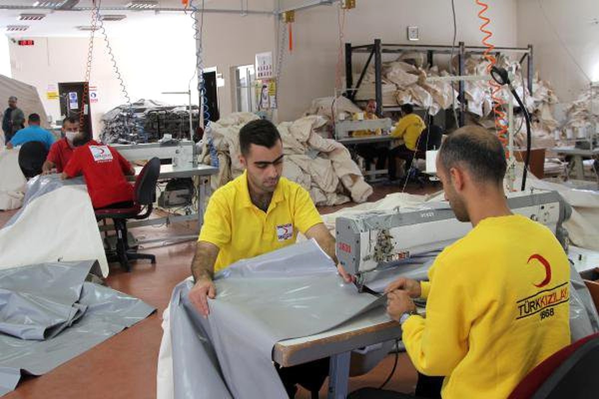 Erzincan Kızılay Şubesi\'nde Yeniden Çadır Üretine Başlandı