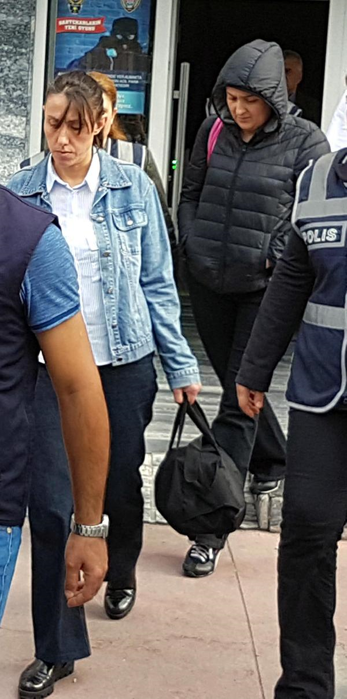 Fetö Operasyonunda Gözaltına Alınan 30 Polis Adliyeye Sevk Edildi