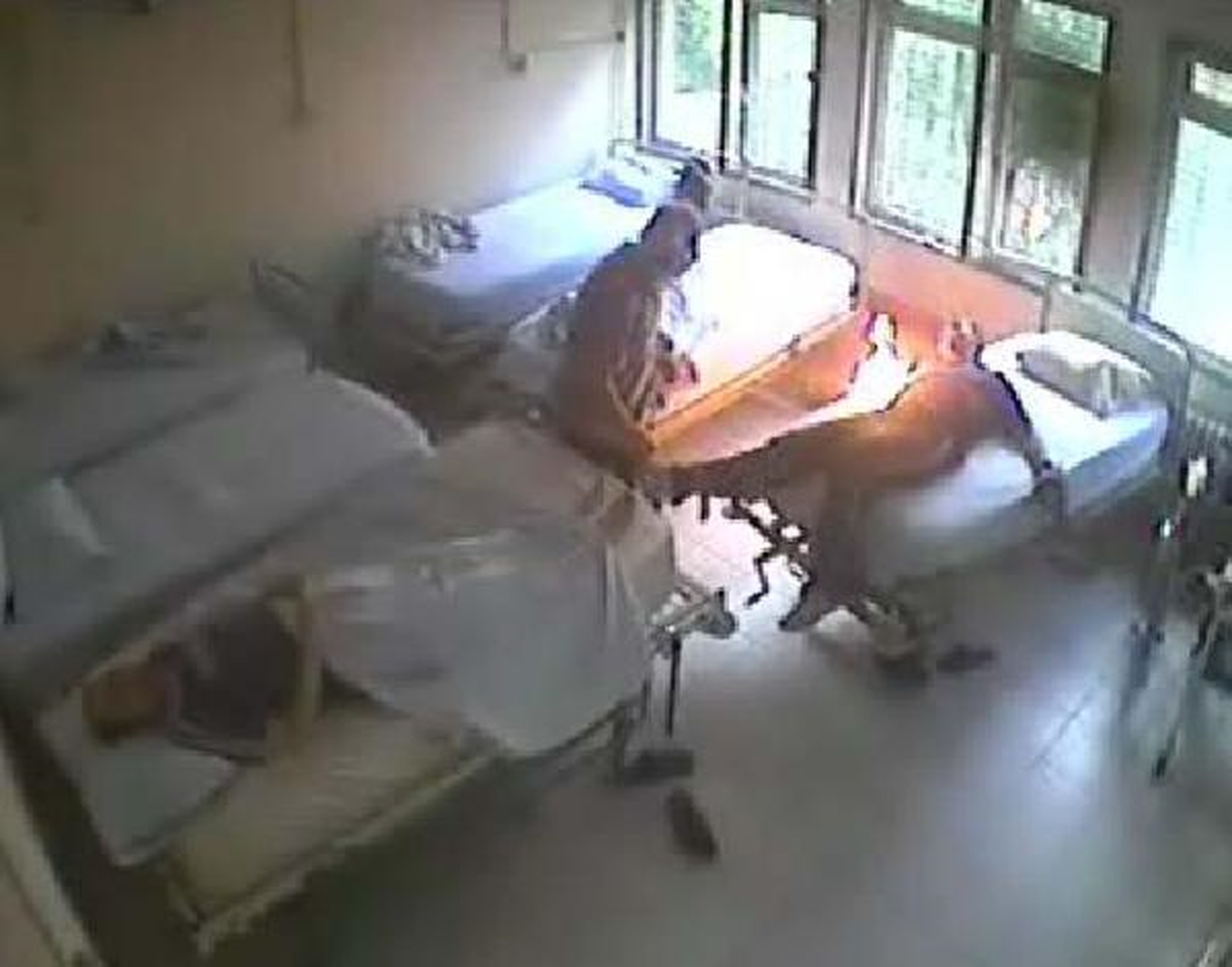 Hastanede Bağlı Olduğu Yatağını Ateşe Verdi