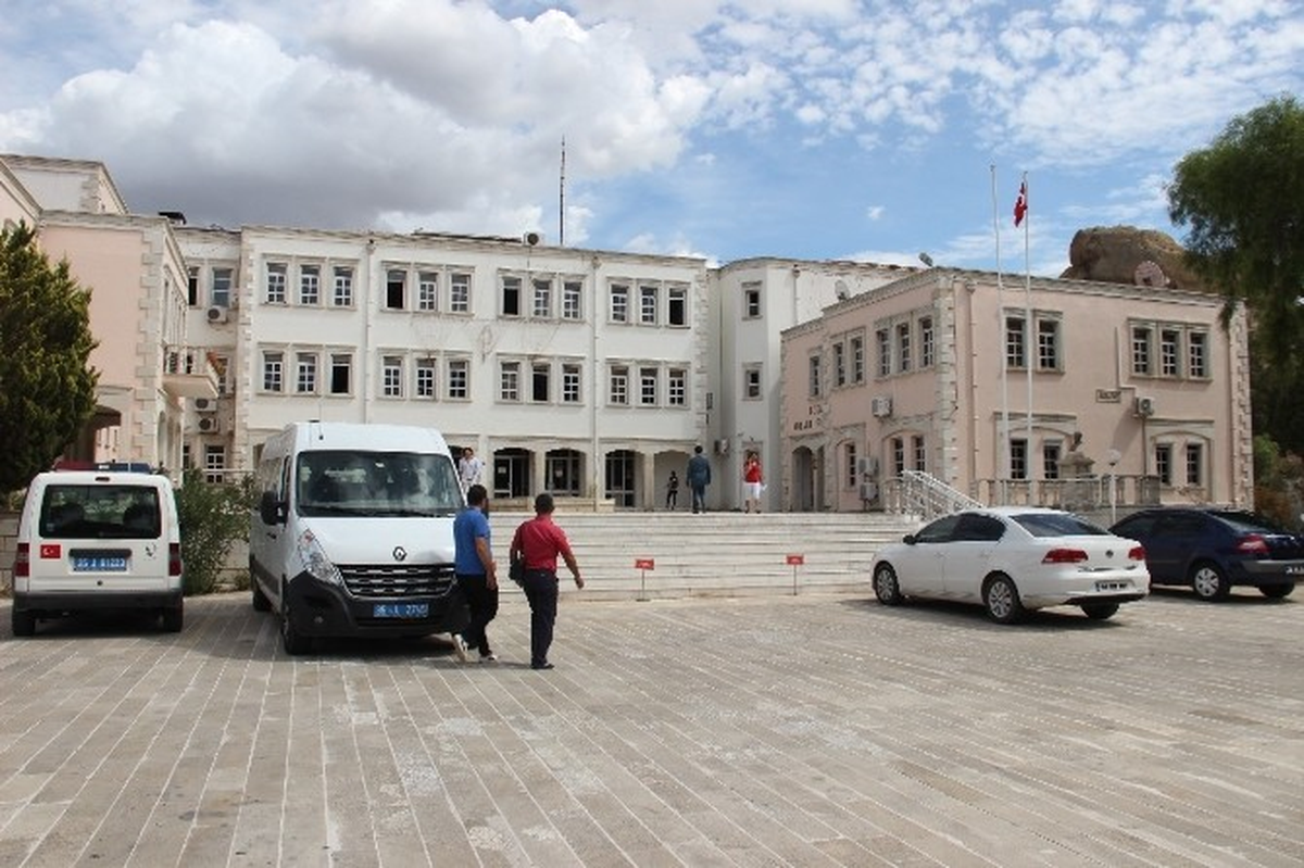 İzmir\'de 35 Subay ve Astsubaya \'Bylock\' Tutuklaması
