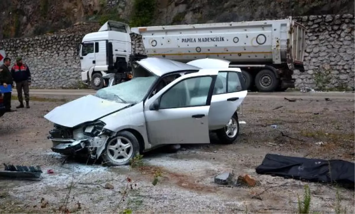 Karabük\'te Tır ile Çarpışan Otomobilin Sürücüsü Öldü, Eşi ve Oğlu Yaralandı