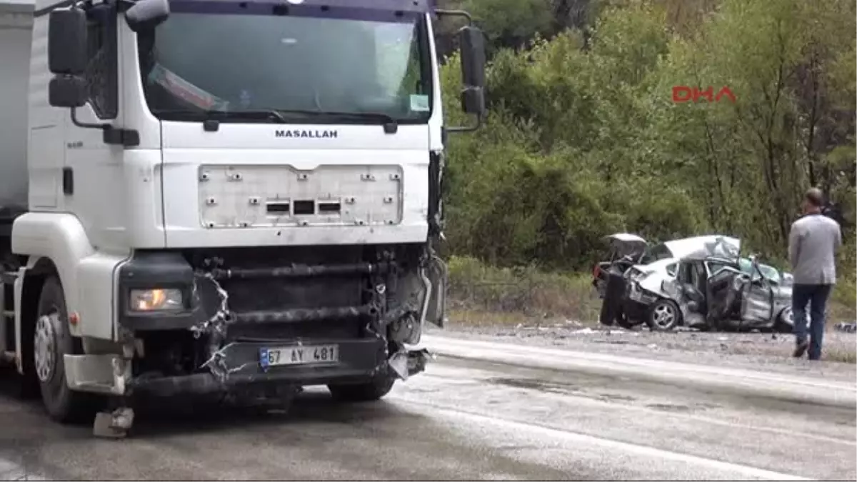 Karabük\'te Tır Ile Çarpışan Otomobilin Sürücüsü Öldü, Eşi ve Oğlu Yaralandı