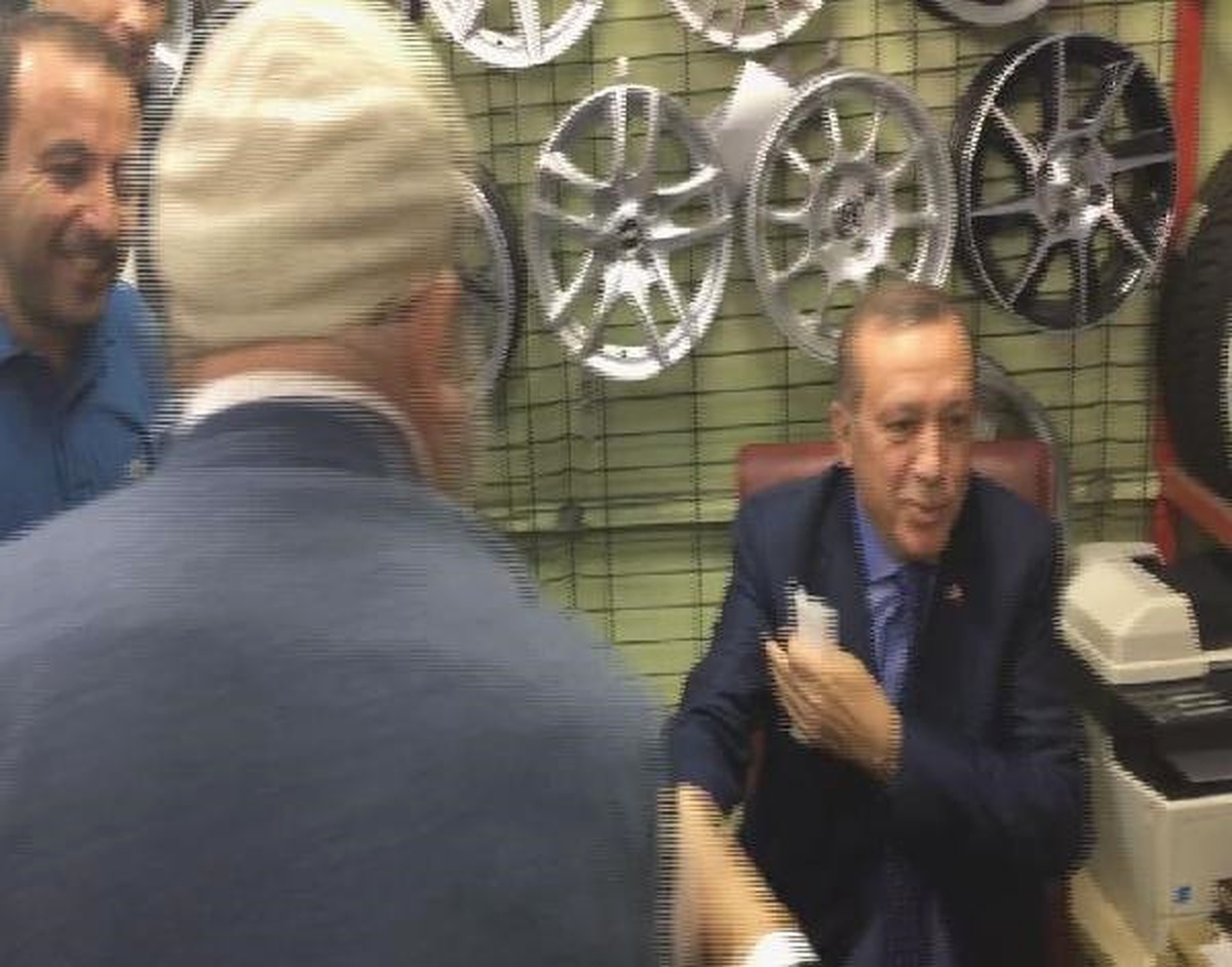 Kendisiyle Tokalaşan Yaşlı Adama Cumhurbaşkanı Erdoğan : Ben Senin Bu Kadar Kuvvetli Olduğunu...