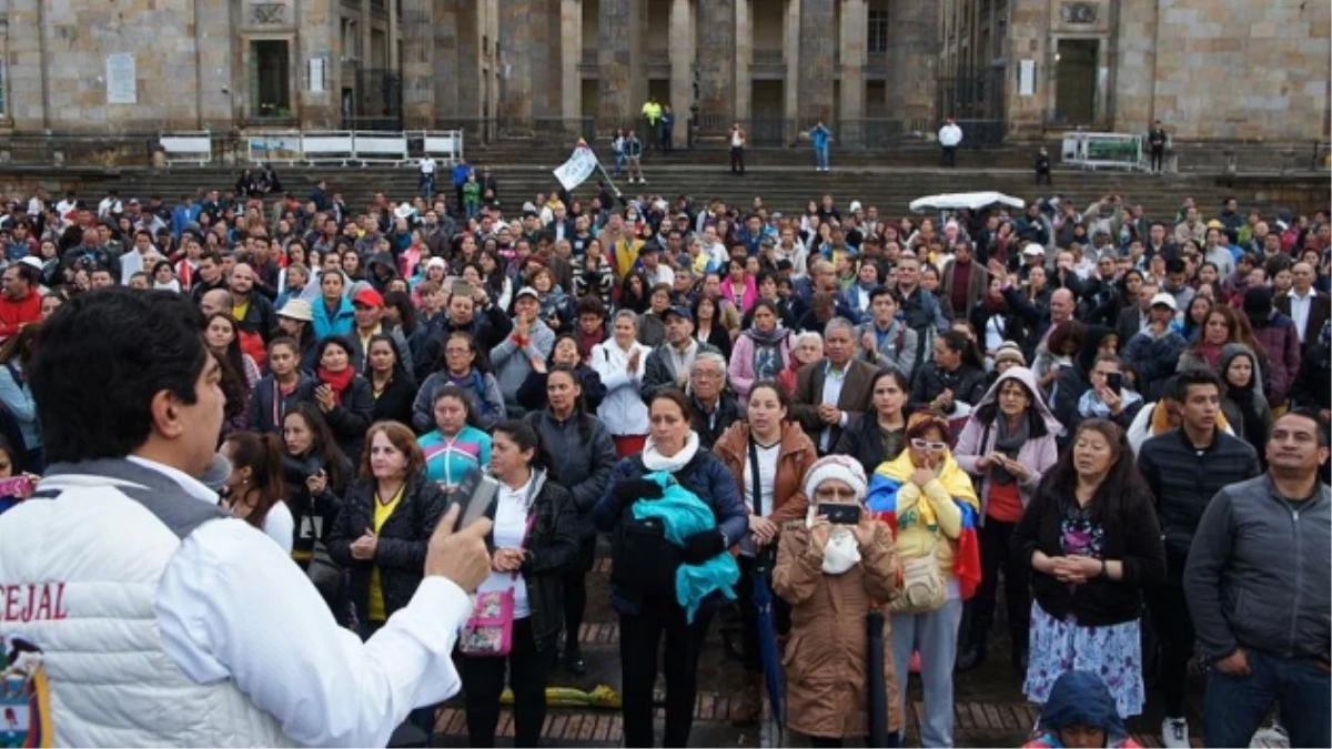 Kolombiya\'da Halk Barış İçin Gösteri Düzenledi