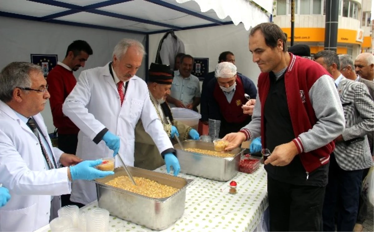 Kütahya Belediyesi Halka Aşure Dağıttı