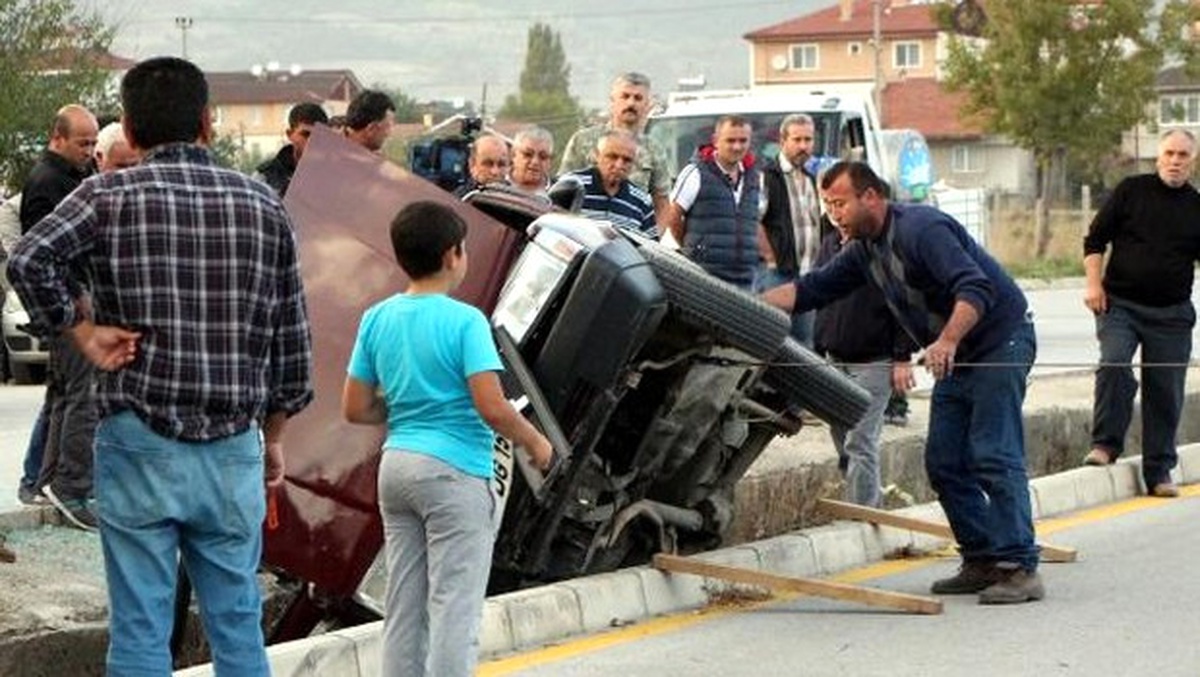 Malatya\'da Otomobil Sulama Kanalına Devrildi: 3 Yaralı
