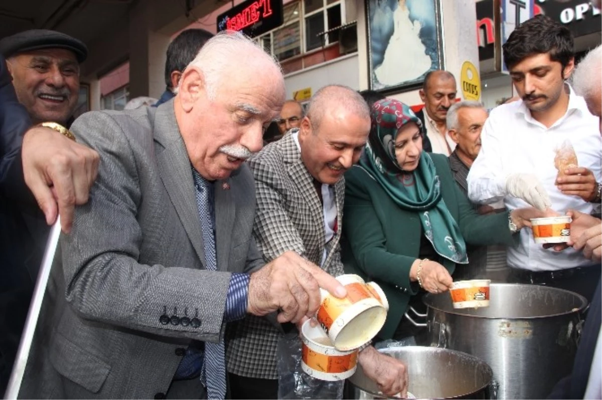 Malatya Ülkü Ocakları Aşure Dağıttı