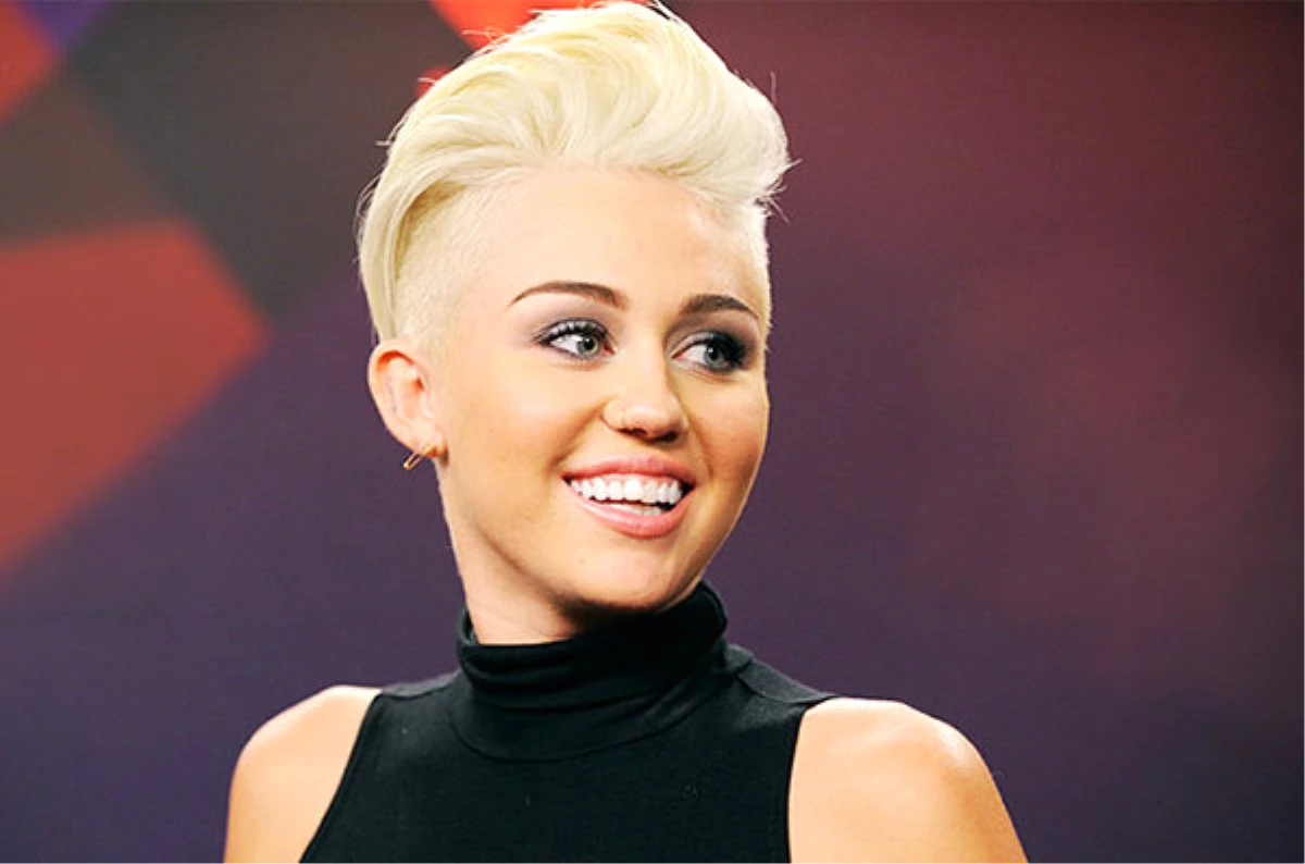 Miley Cyrus: İlk İlişkimi Ortaokulda Kız Arkadaşımla Yaşadım