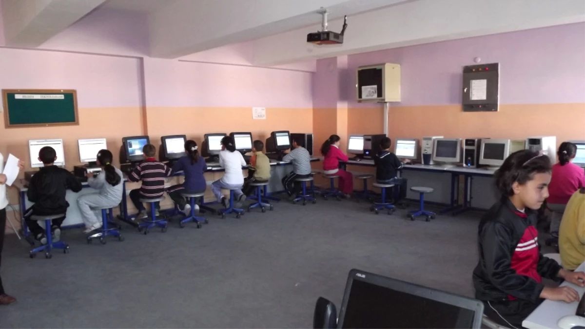 Sarıkamış\'ta Okulların Bilgisayarları Yenileniyor