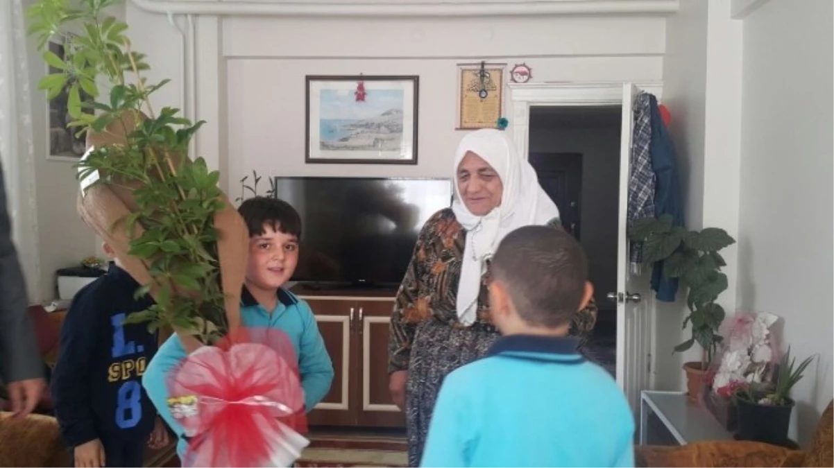 27 Ağustos İlkokulu Öğrencilerinden Şehit Ailelerine Ziyaret