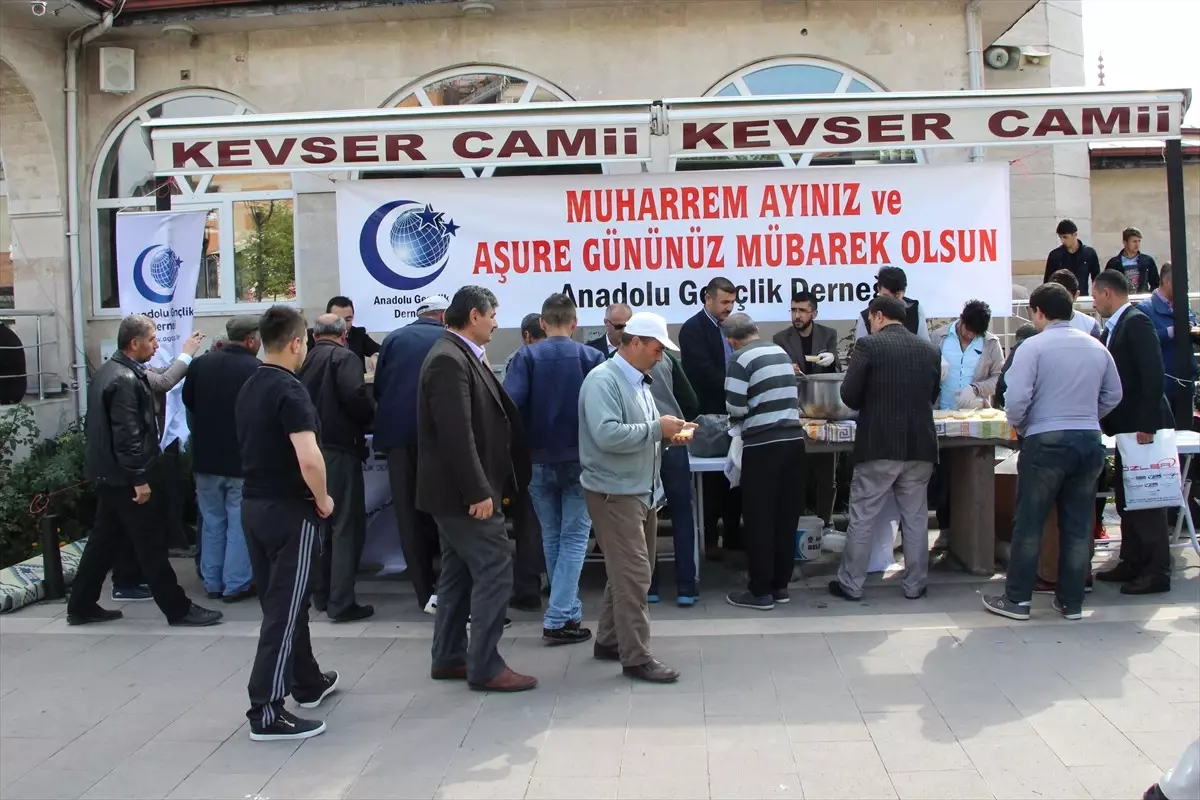 Anadolu Gençlik Derneğinden Aşure Dağıtımı