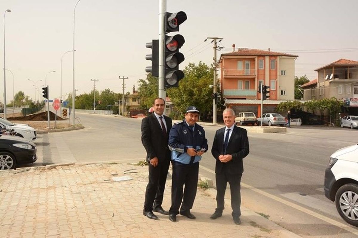 Başkan Acar, Trafik Işığı Monte Edilen Kavşakta İncelemelerde Bulundu