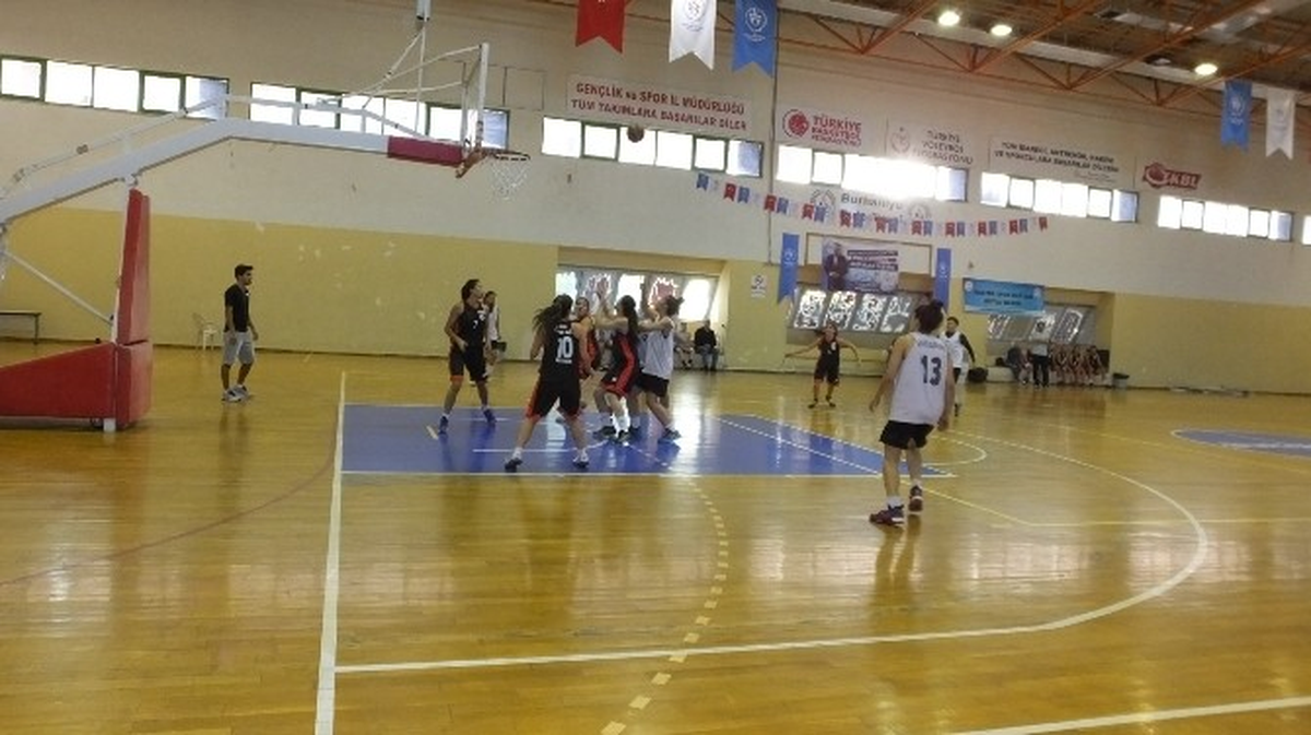 Burhaniye\'de Amatör Spor Haftası Kutlanıyor