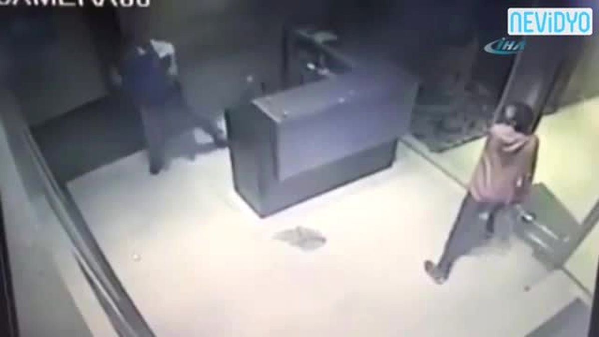 Cam Tavan Çöktü, Altındakiler Ölümden Döndü