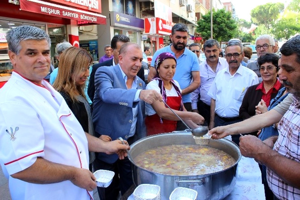 CHP\'li Meclis Üyesinden Salihli\'de 2 Bin Kişilik Aşure Hayrı