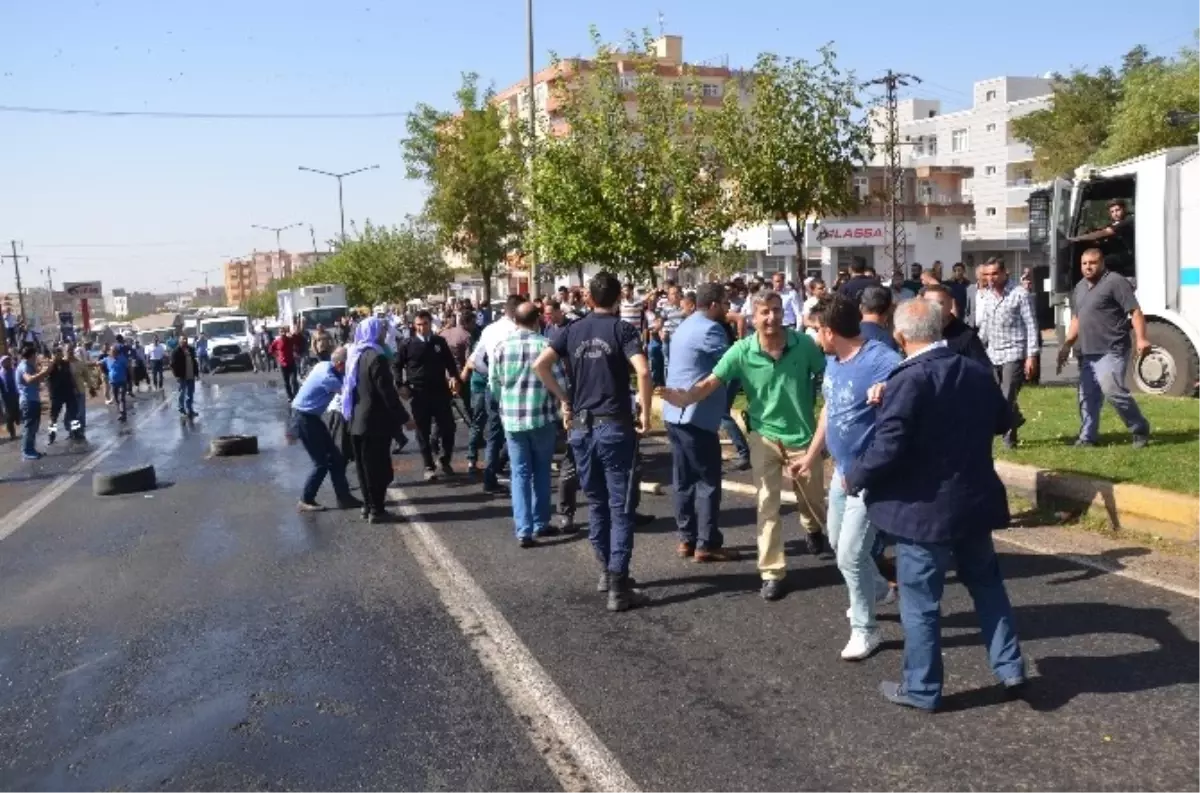 Cinnet Getiren Şahıs Üzerine Benzin Dökerek Döner Bıçağıyla Yol Kesti