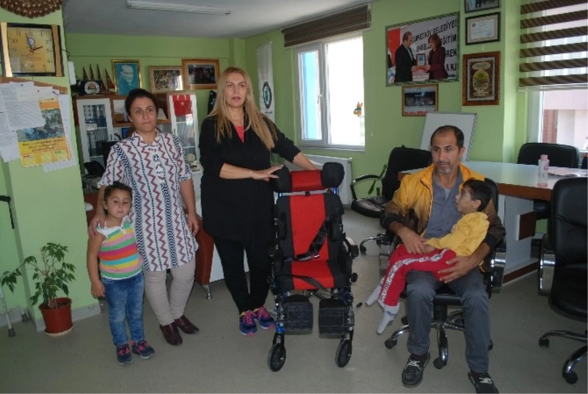 Engelli Çocuğa Tekerlekli Sandalye Desteği