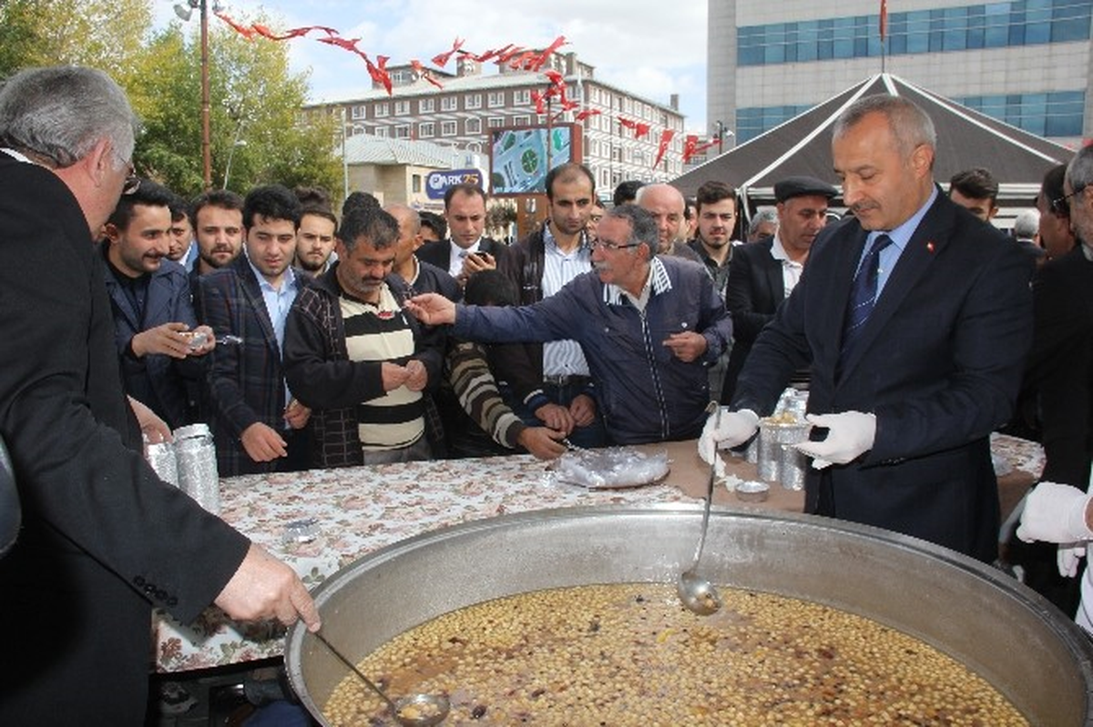 Erzurum\'da Erenler Alevi ve Bektaşi Derneği\'nce Aşure Dağıtıldı