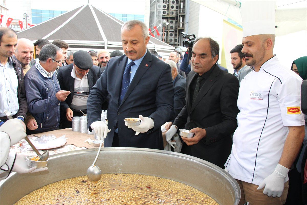 Erzurum\'da Vatandaşlara Aşure Dağıtıldı