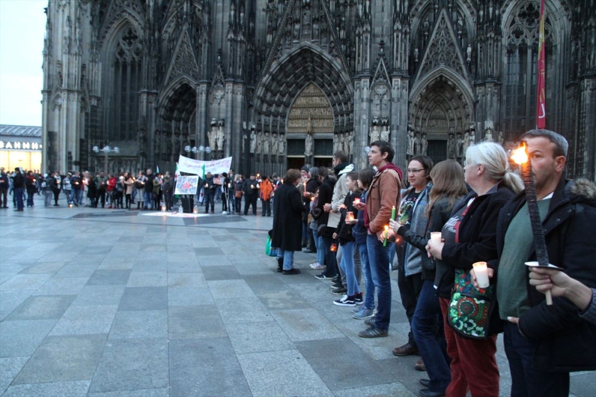 Halep Saldırılarının Durması İçin Köln\'de İnsan Zinciri