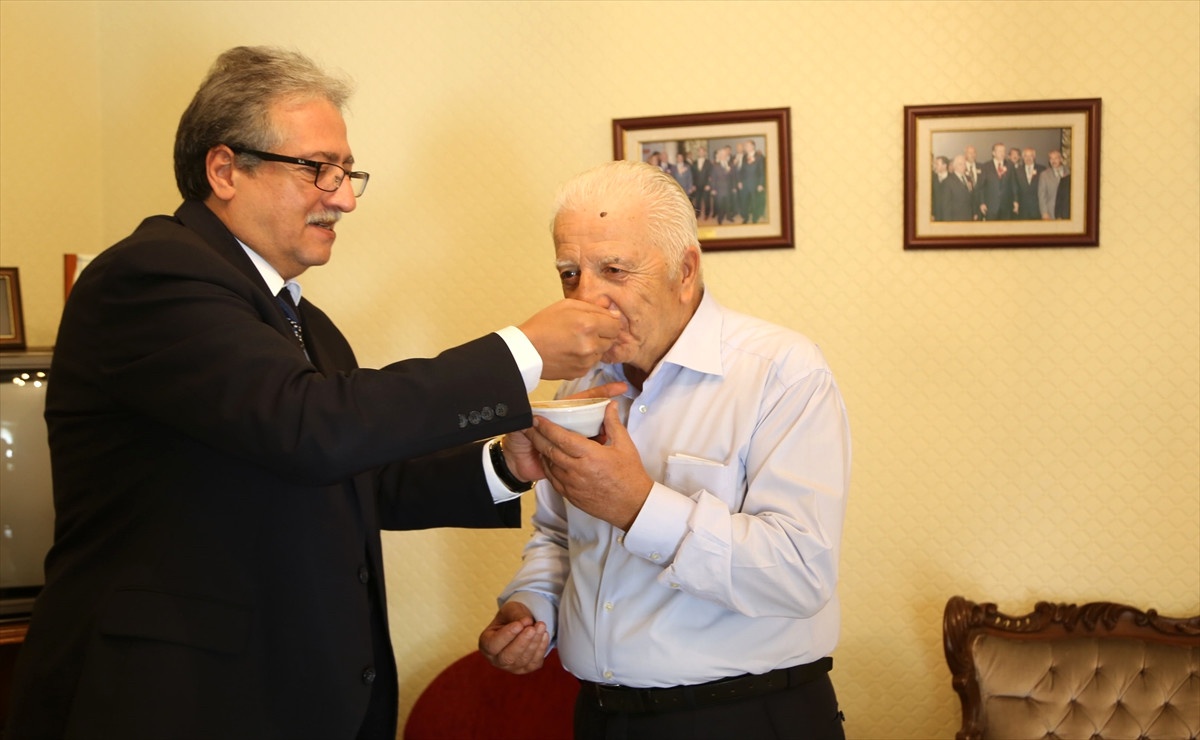 Hatay\'da Farklı İnançlardan Vatandaşlara Aşure İkramı