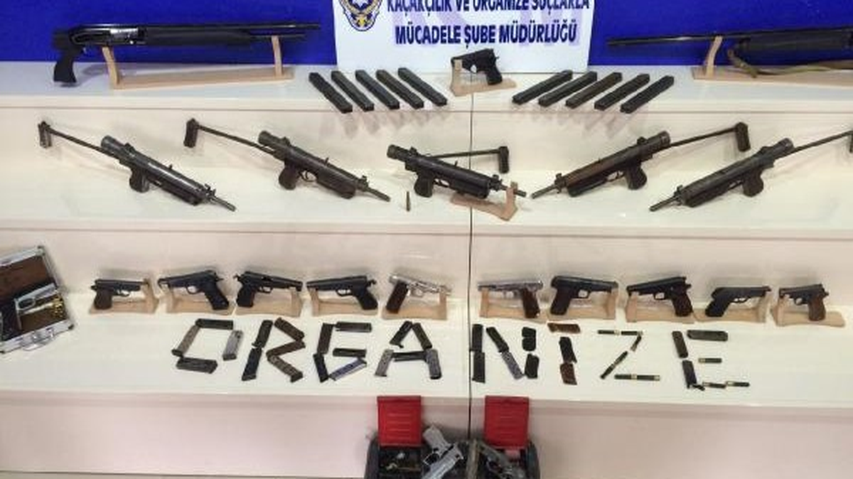 Hatay Sınırında 15 Makineli Silah Ele Geçirildi