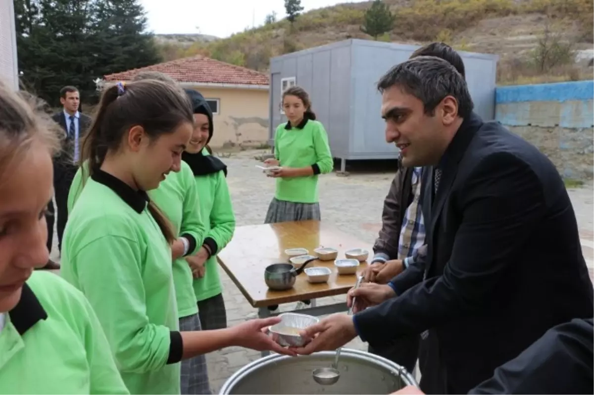 İmece Usulü Aşure Pişirip Öğrencilere Dağıttılar