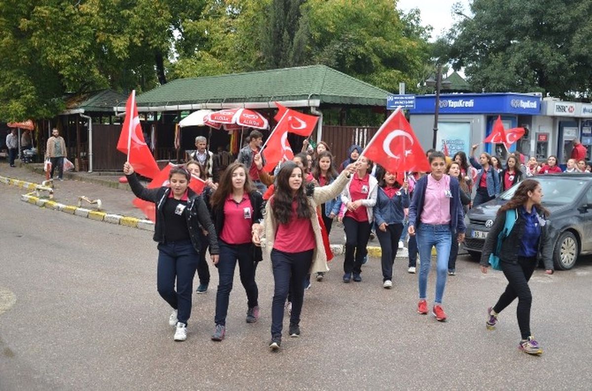 Liseli Öğrencilerden Şehit Yürüyüşü