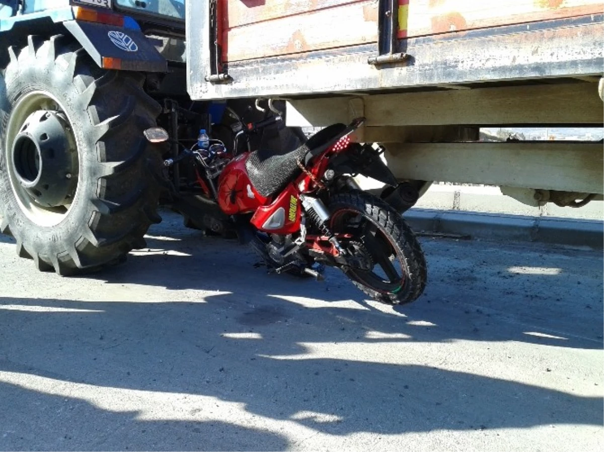 Motosiklet Traktörün Altına Girdi: 1 Yaralı