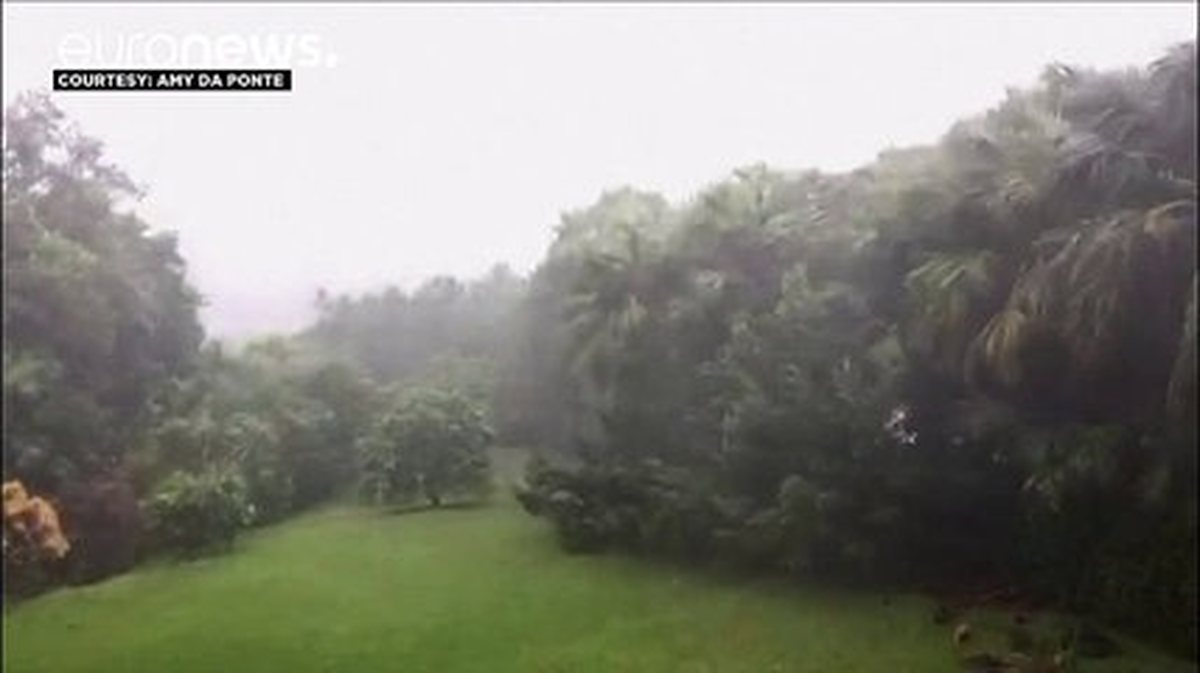 Nicole Kasırgası Bermuda\'yı Vurdu