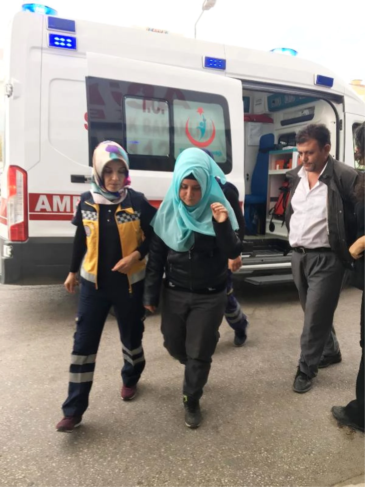 Öğrenci Servisi, İki Kamyonetle Çarpıştı: 12 Kişi Yaralandı