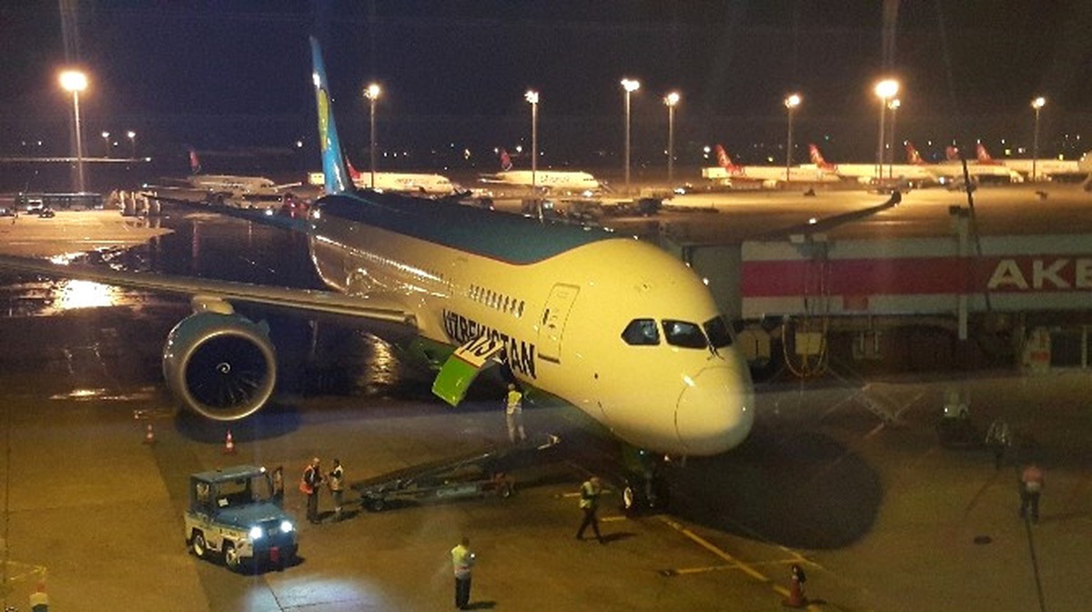 Özbekler\'in İlk 787 Dreamliner Uçağına \'Su Takı\' ile Karşılama