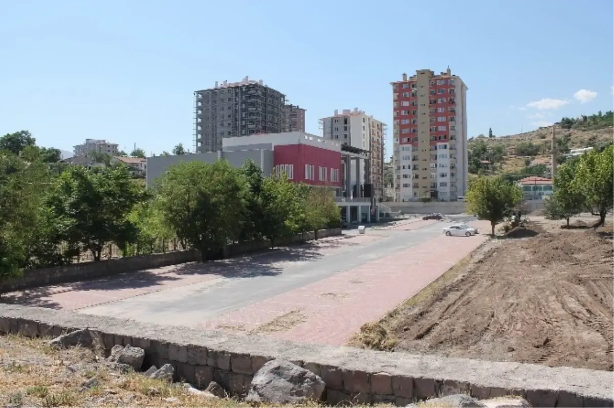 Kayseri\'de Cami, Cemevi ve Maşatlık Bir Arada