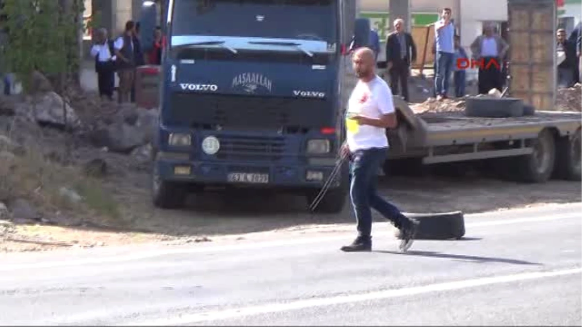 Şanlıurfa Yolu Trafiğe Kapattı, Linçten Polis Kurtardı