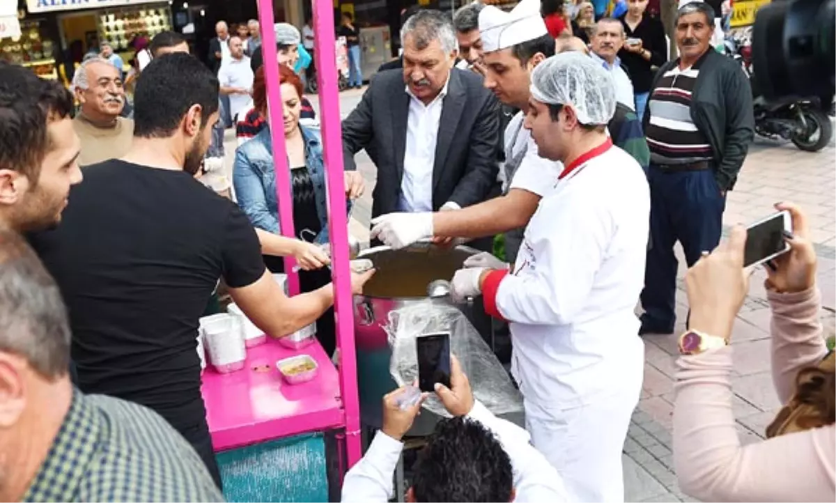 Sarıkamış Değişim Derneği Aşure Dağıttı