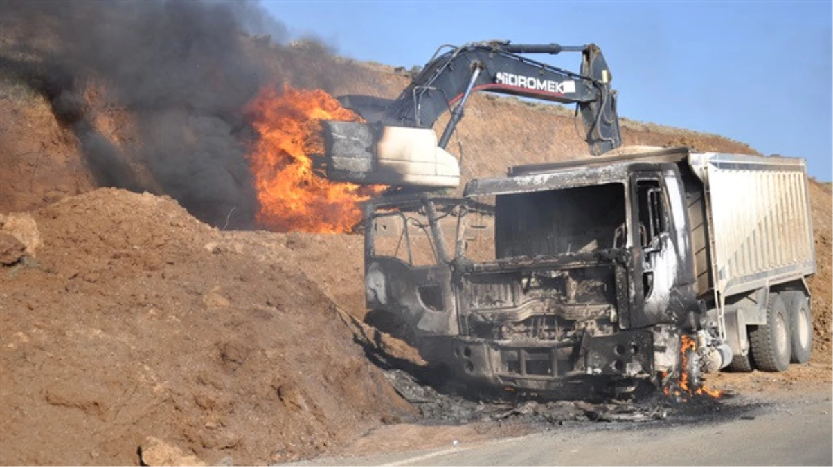 Şırnak\'ta PKK\'lılar İş Makinesini Ateşe Verdi, Patlayıcı Tuzakladı