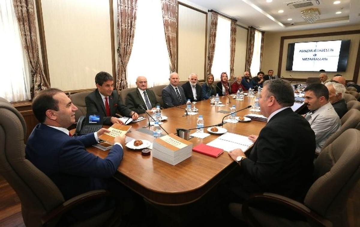 Tarihi Mezar Taşlarına Işık Tutacak Kitap