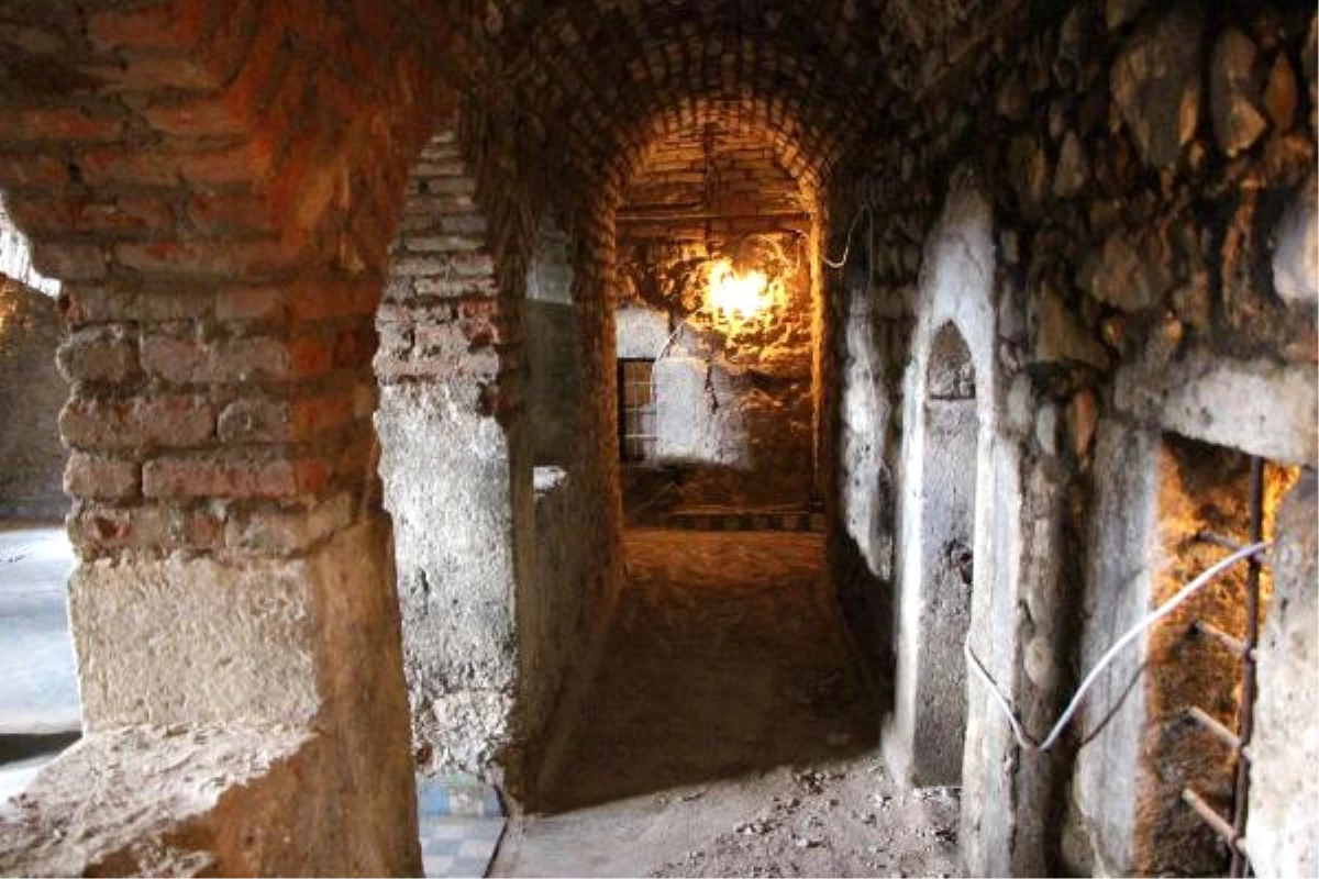 Tarihi Taşhan\'ın Duvarlarına Sıva Yapılıp Kat Çıkılmış