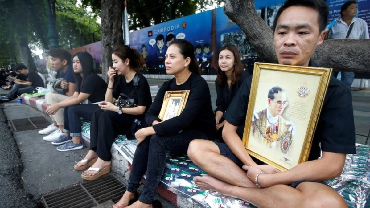 Taylandlılar \'Kutsal\' Krallarını Nasıl Anıyor?