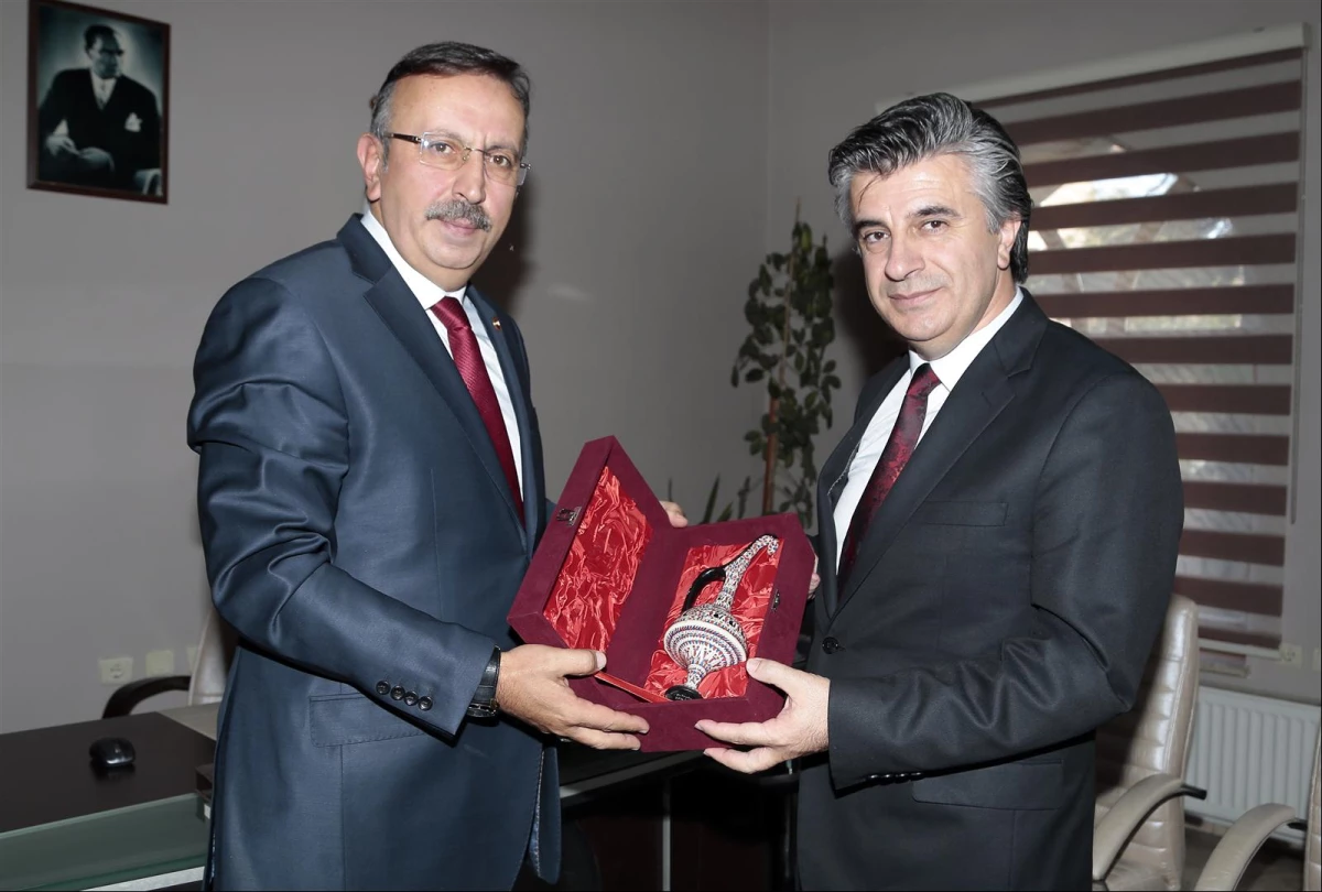 TUREB Başkanı Apalı Başkan Vekili Seçen\'i Ziyaret Etti