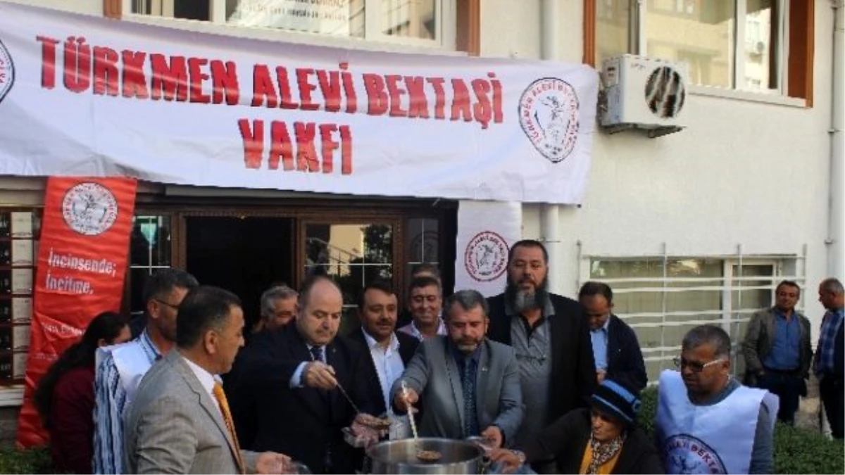Türk Kızılayı ve Türkmen Alevi Bektaşi Derneği Üyeleri Aşure Dağıttı