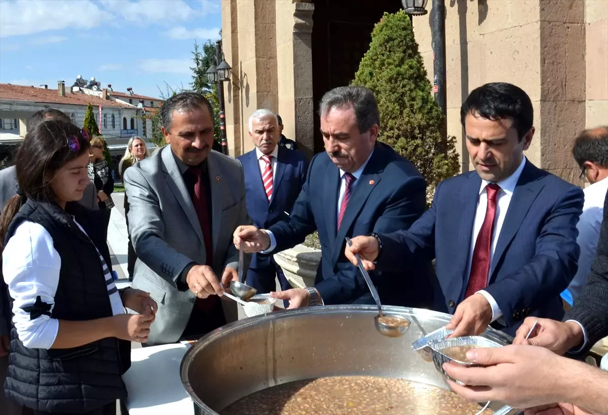 Vali Aktaş, Hacıbektaş\'ta Aşure Dağıttı