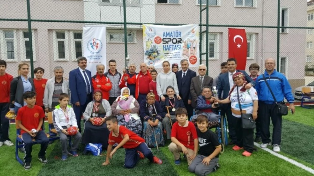 Yaşlılar ve Protokol, Çocuklar İçin Bocce Maçı Yaptı