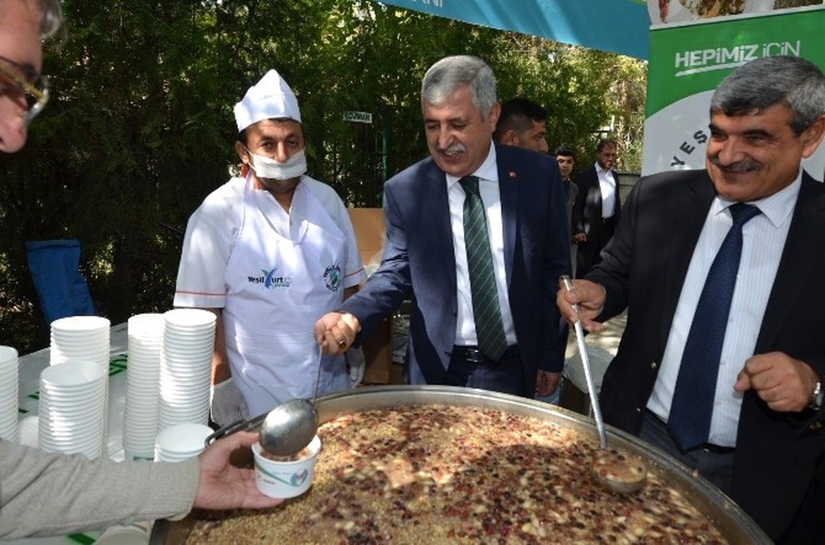 Yeşilyurt Belediyesi\'nden Cami Cemaatine Aşure İkramı