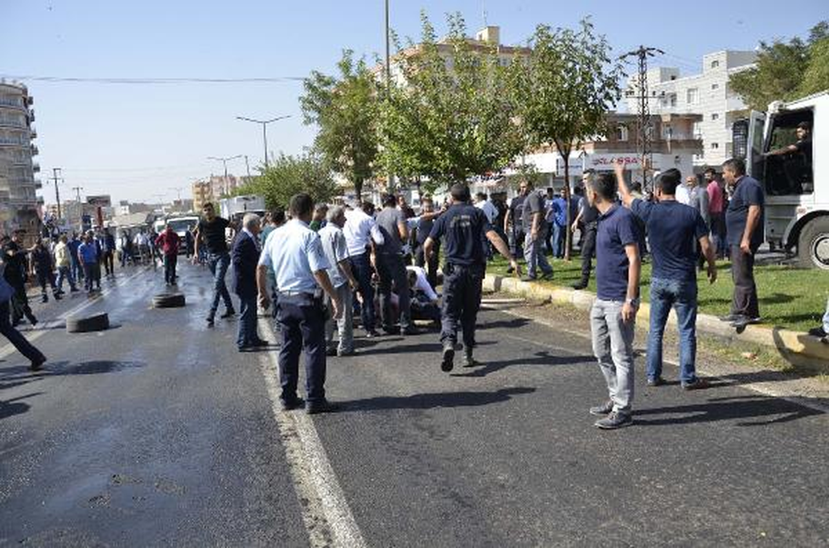 Urfa'da Ortalık Birbirine Girdi! Yolu Trafiğe Kapattı, Linçten Polis Kurtardı