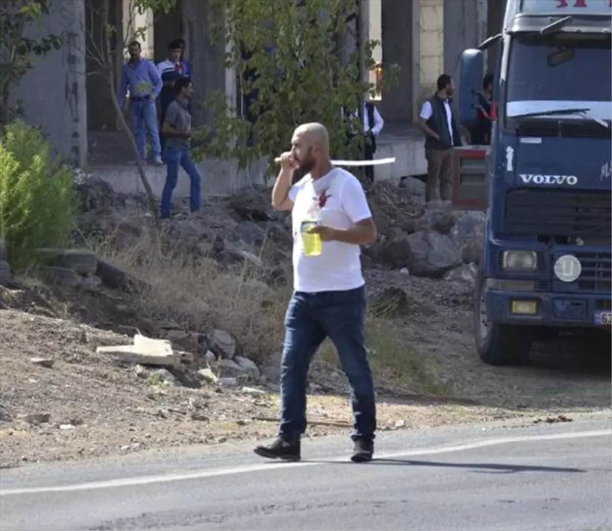 Yolu Trafiğe Kapattı, Linçten Polis Kurtardı